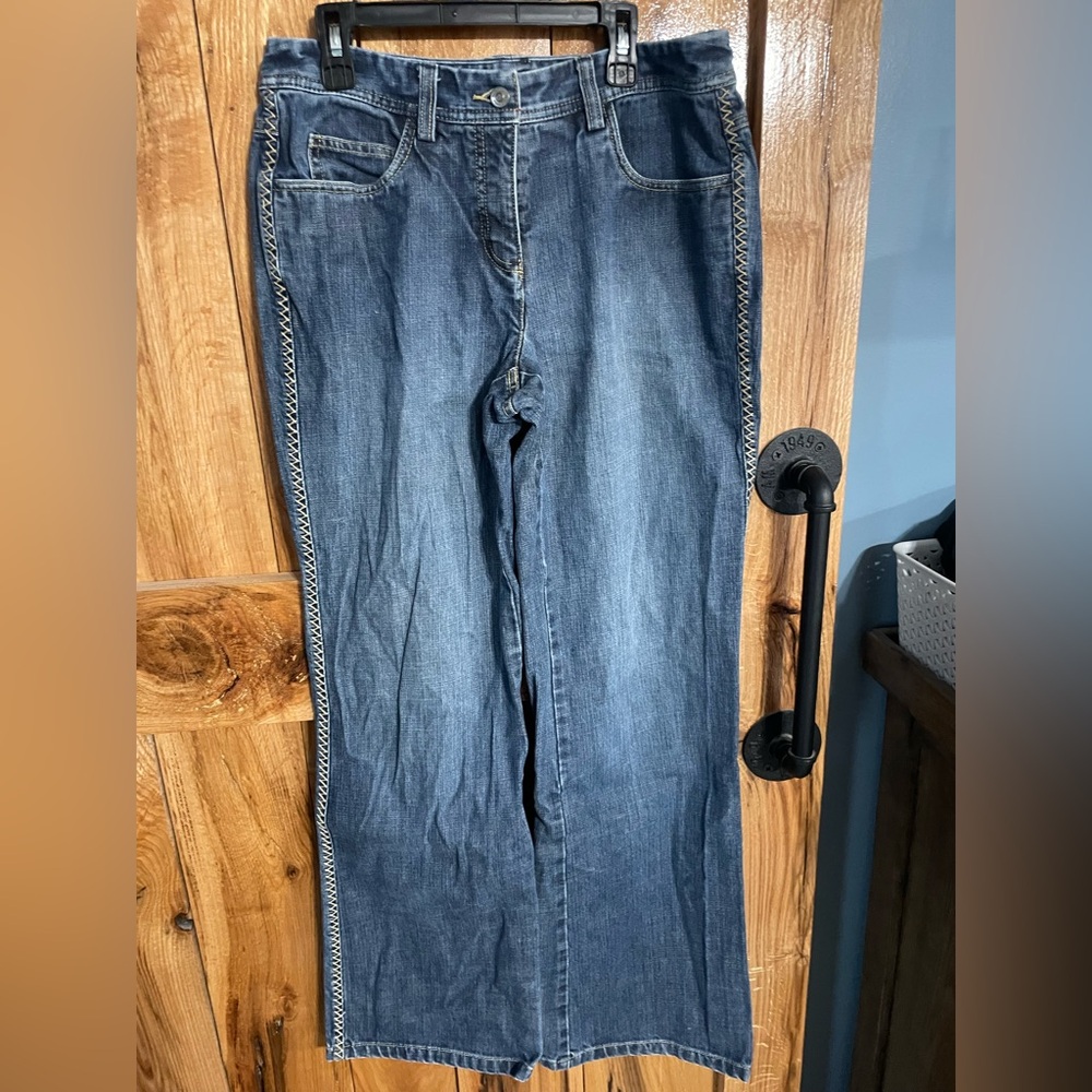 Liz Claiborne women’s boot cut jeans size 6 good condition